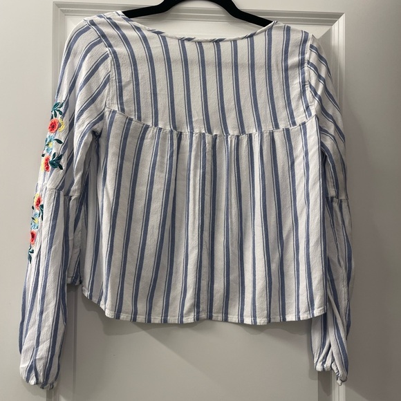 ⭐️Hollister White and Gray  Long Sleeve Blouse with embroidered sleeves - Picture 2 of 4